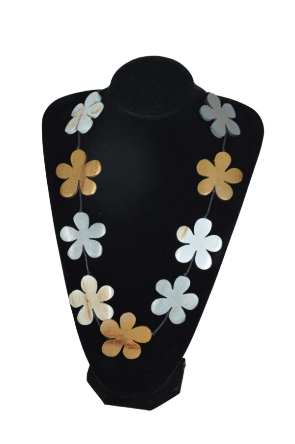 collana-con-fiori-in-legno