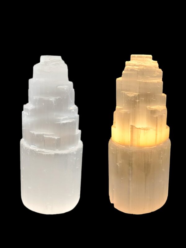 Lampada di selenite cm 20 con cablaggio e lampadina inclusa Benvenuti nella nostra sezione dedicata ai rivenditori e negozianti. Presentiamo con orgoglio la nostra Lampada di selenite cm 20 con cablaggio e lampadina inclusa, un articolo perfetto per chi desidera offrire ai propri clienti un prodotto di alta qualità e dalle potenti proprietà energetiche. Questa lampada di selenite è ideale per creare un'atmosfera rilassante e armoniosa in qualsiasi ambiente. La selenite è nota per le sue capacità di pulizia energetica e di promuovere la pace interiore, rendendo questa lampada un elemento essenziale per chi pratica meditazione e terapie energetiche. Caratteristiche principali: Materiale: Selenite naturale di alta qualità Dimensioni: 20 cm di altezza Accessori inclusi: Cablaggio e lampadina Utilizzo: Perfetta per creare un'illuminazione rilassante e purificare l'ambiente Perché scegliere la nostra Lampada di selenite: Siamo importatori diretti dal Marocco, garantendo la massima qualità e autenticità dei nostri prodotti. Offriamo vendita all'ingrosso con condizioni vantaggiose per rivenditori e negozianti. Assicuriamo prezzi competitivi senza compromessi sulla qualità. La lampada di selenite